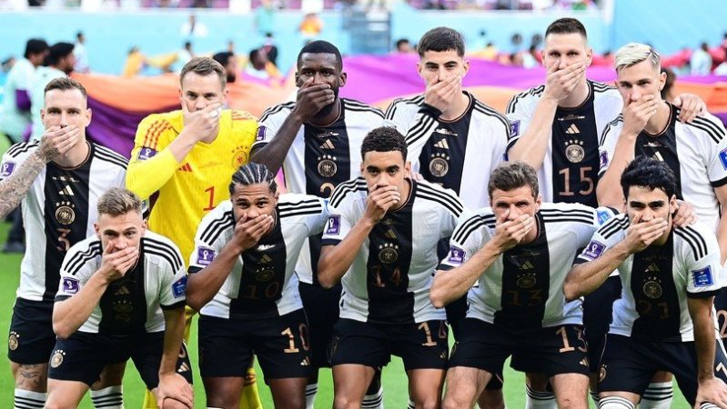 Deutschland mit "Goschen-Halten"-Geste bei WM-Auftakt