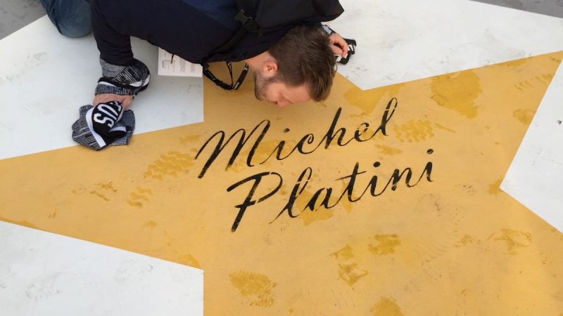 Ein Kuss für Juve-Legende Michel Platini