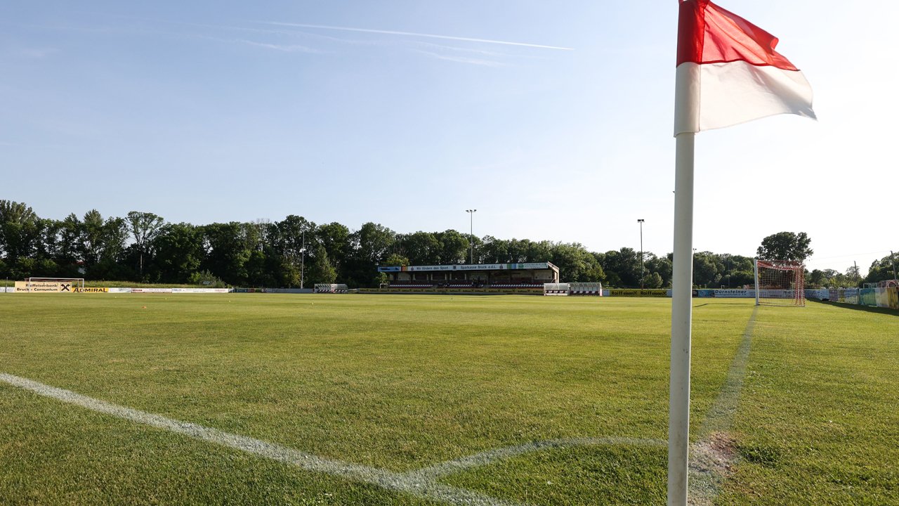 These: Wer die Spitze ohne die Breite denkt, wird sich schwertun - aktuell verdienen Kicker in Regional- und Landesligen teilweise mehr Geld als in der 2. Liga. Ohne endlich eine Lösung für den Übergang vom Amateur- in den Spitzenfußballs zu finden, wird Österreichs Fußball bleiben, wo er ist, weil das Geld nicht dorthin kommt, wo es gebraucht wird.