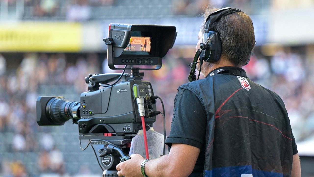 These: Die Bundesliga darf nicht zum Nischenprodukt werden. In Zukunft müssen mehr Spiele für Fans im Free-TV sein und im Internet leichter zugänglich gemacht werden.