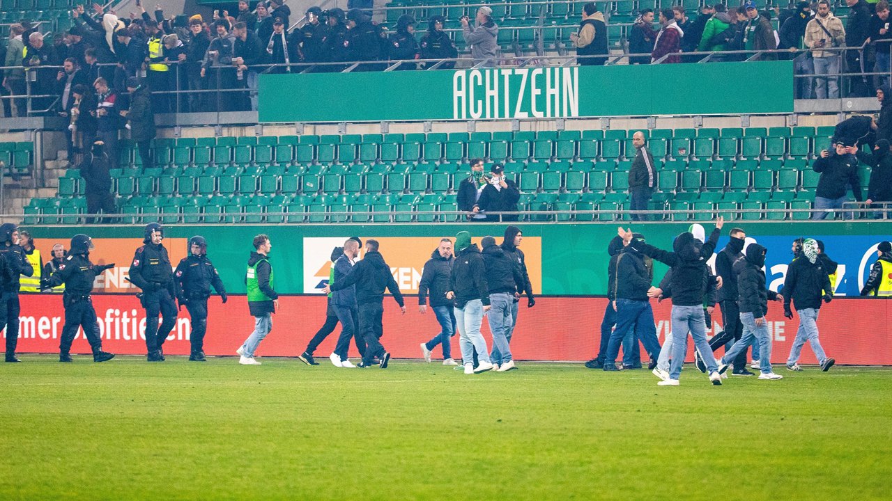 These: Sollte es im nächsten Derby wieder zu Fan-Ausschreitungen kommen, muss die Bundesliga ihren Strafenkatalog nochmal gehörig umkrempeln.