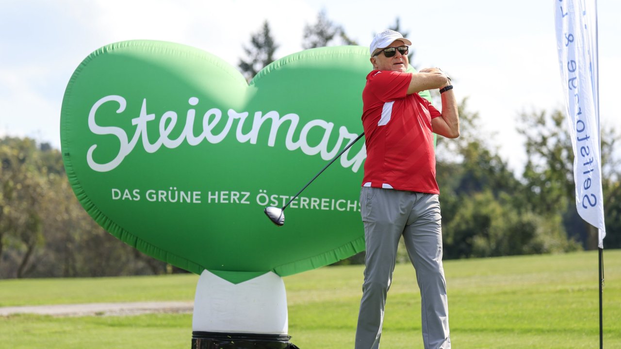 Derbies gibt es für Svetits nur noch beim Golfen. Auf die Fußballzukunft blickt er so: "Man muss die eierlegende Wollmilchsau erfinden, damit beides leben kann: Tradition und Investor."